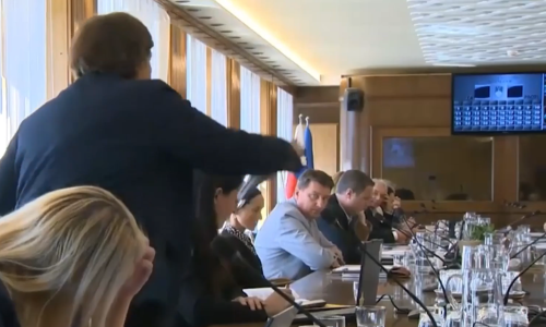 VIDEO Kaos u slovenskom parlamentu: 'Ovo je otmica, državni udar'