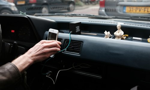 Ako baš ne morate, nemojte puniti mobitel u autu koji nije vaš. Evo zašto