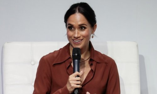 Četiri riječi na majici Meghan Markle imaju posebno značenje: Iza njih stoji tužna obiteljska priča