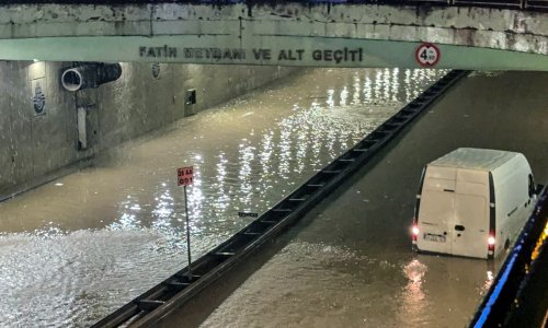 Potop u Istanbulu: Bujice nose automobile, dječak poginuo u poplavi