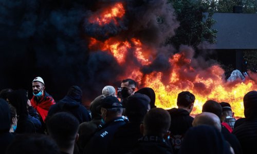 Sve gora situacija u Tirani: Prosvjednici provalili u Ministarstvo gospodarstva i zapalili ga
