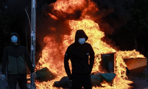 FOTO/VIDEO Albanija gori: Prosvjednici zapalili banke i ministarstvo, policija odgovorila brutalnim batinama
