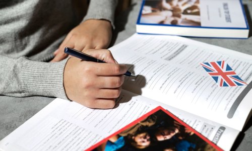 Zaboravite na bubanje riječi napamet: Istraživanje otkriva što olakšava učenje stranih jezika