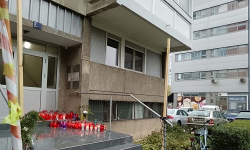 Svijeće ne prestaju gorjeti: Dirljivi prizori ispred novozagrebačke zgrade u kojoj je živio Goran Bare
