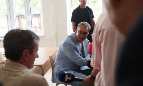 Otvorena birališta u Srbiji: Vučićev SNS i studentski pokret u ključnoj izbornoj utrci