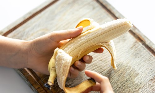 Većina ih automatski baci u smeće: Što su zapravo vlaknaste niti na banani i smijemo li ih jesti?