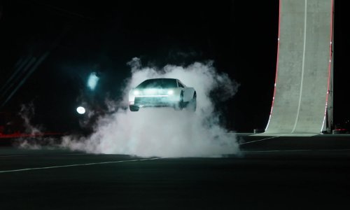 Svijet u šoku, mnogi su mislili da je snimka AI: Kako nova Tesla vozi naopako i leti