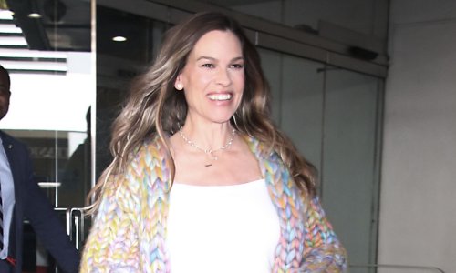 Hilary Swank prvi put u javnosti nakon vijesti o trudnoći: U kratkom topu ponosno pokazala trudnički trbuščić