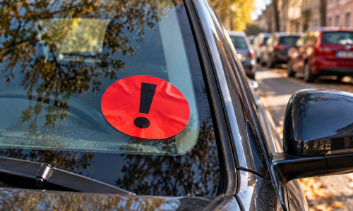 Pronašli ste crvenu naljepnicu na automobilu? Možete ostati bez vozila, a kazna ide i do 100.000 eura