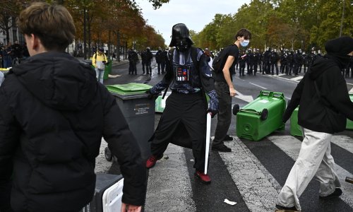 Batman, Darth Vader i divovska žaba protiv Macrona: Ovako prosvjeduje generacija Z