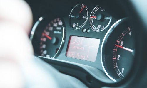 Auto normalno koči, ali ove dvije lampice se ne gase? Nemojte čekati...