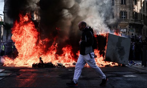 FOTO Žuti prsluci vratili se na ulice, Francuska ponovno u kaosu: Prosvjednici razbijali izloge, policija odgovorila suzavcem