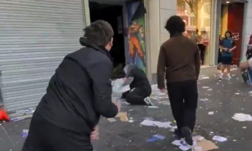 VIDEO Širi se snimka hrabrog prodavača: Stao pred maskiranu rulju, a onda je uslijedio kaos