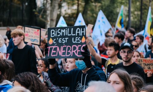 Poruka sa Snapchata postala neslužbeni slogan prosvjeda u Francuskoj: Što znači 'Bismillah, c'est les ténèbres'