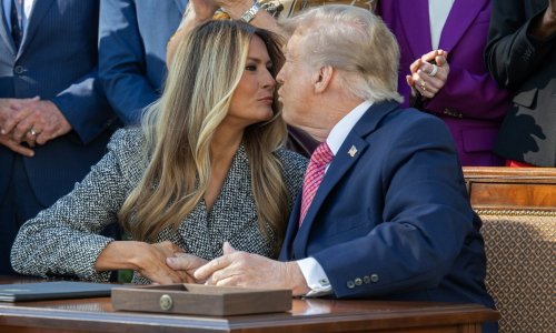 Donald Trump pokušao poljubiti Melaniju: Njezin potez izazvao je brojne reakcije na mrežama