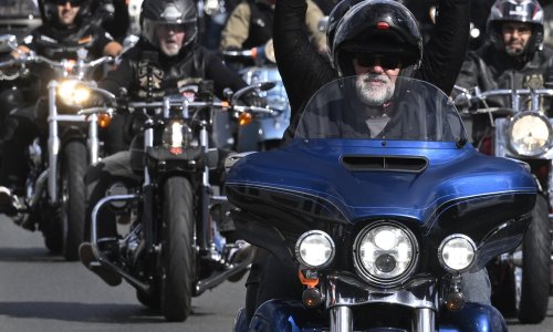 Motociklist ispred vas podigao je stisnutu šaku? Evo što vam zapravo pokušava poručiti