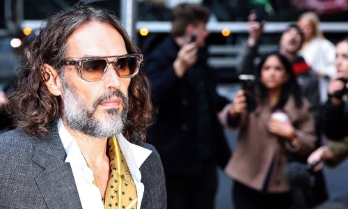 Svjedokinja tvrdi da ju je Russell Brand odvukao u toalet: Obrana osporava njezinu verziju