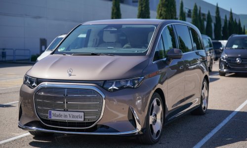Djeca su sjela u novi Mercedes na autosalonu: Nekoliko sekundi kasnije nastao je kaos, zaposlenik nije mogao ništa