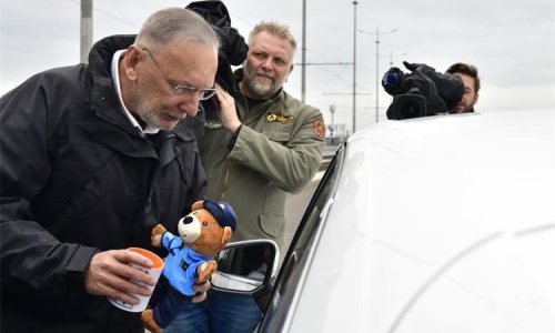 FOTO Neobična akcija u Zagrebu: Božinović vozačima dijelio plišane medvjediće