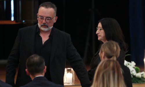 Suze, uspomene i pljesak za Mirka Cetinskog na komemoraciji u rodnom gradu