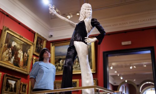 Njegov glas osvojio je svijet, a stil rušio pravila: Pogledajte kostime Freddieja Mercuryja
