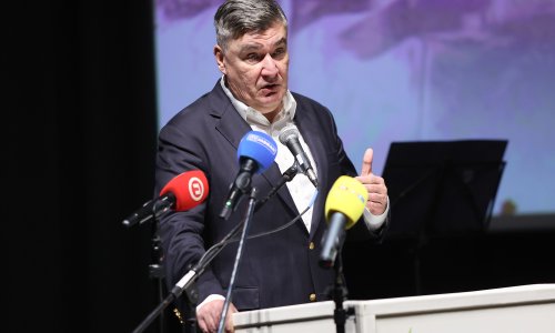 Milanović: Hrvatska previše živi od turizma. Gradonačelnik Makarske mu zasvirao trubu