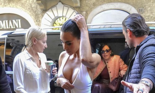 Kim Kardashian u bijeloj haljini bez grudnjaka: Jedva obuzdala dekolte koji je prijetio potpunim fijaskom