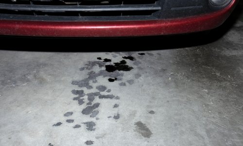 Ne paničarite zbog svake lokve ispod auta: Ova je često potpuno normalna