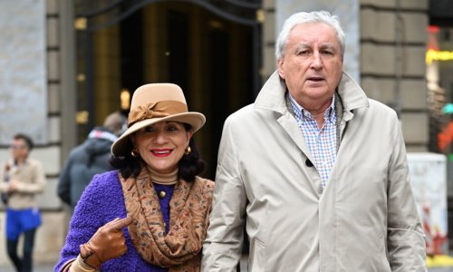 Ljubičasta jakna, elegantan šešir i besprijekorni klasici: Par sa špice pokazao kako izgleda bezvremenski stil