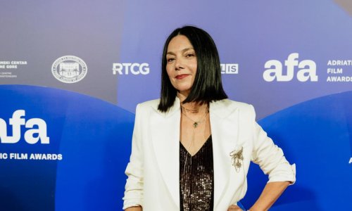 Crno-bijela igra Daniele Trbović: Šljokičasti kombinezon i strogi sako za večer u Porto Montenegru