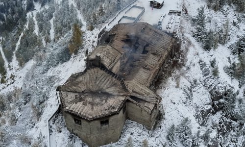 Nove fotografije iz zraka otkrile razmjere štete na Orlovom gnijezdu: Krov se urušio, dim se i dalje širi