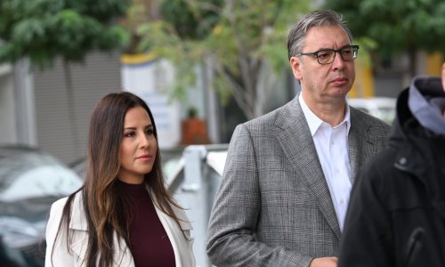 FOTO I Vučić među biračima: Sa suprugom čekao u redu na glasanje