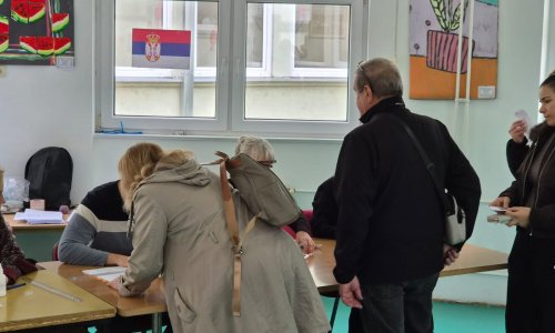 Velika izlaznost na izborima u Srbiji: Objavljeno koliko je građana glasalo do podneva