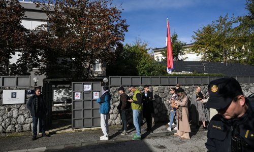 VIDEO Redovi kao nikad prije? Srpska dijaspora satima čeka na glasovanje, gužve i u Zagrebu