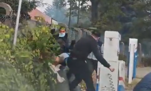 [VIDEO] Motkama i bakljama nasrnuli na glasače u Pančevu