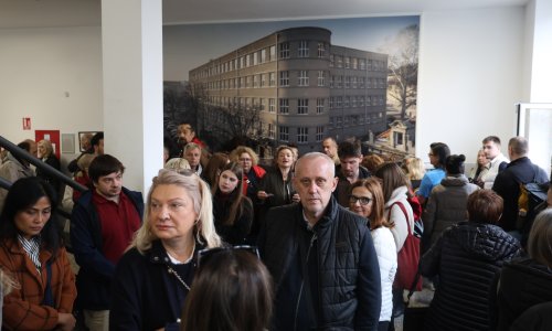 Gužve na biralištima u Srbiji, prijavljene nepravilnosti. Uhićen osumnjičeni za napad na Vučićevu majku. Oglasili se studenti