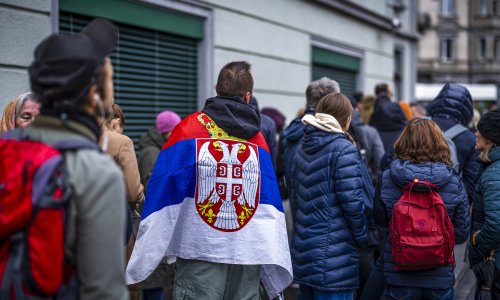 Srbija masovno izlazi na izbore: Može li se ponoviti godina u kojoj je pao Milošević?