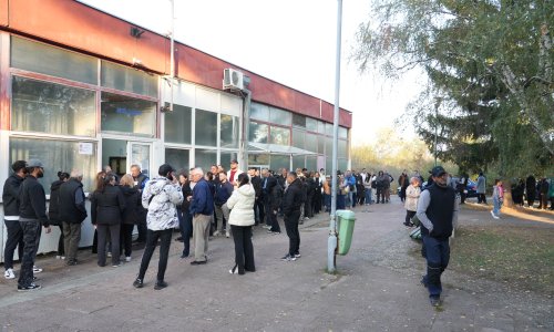 Nevjerojatna scena na izborima u Srbiji: Žena prije glasanja pitala gdje može podignuti 5000 dinara 'za Vučića'