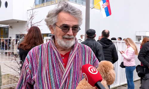Beograđanin na glasanje stigao u kućnom ogrtaču i sa psom: Iza neobičnog prizora krije se poseban razlog