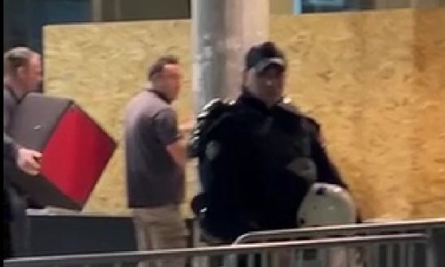 Beograd se sprema za neizvjesnu izbornu noć: Trgovci zabijaju drvene ploče na izloge, policija blokirala ulice