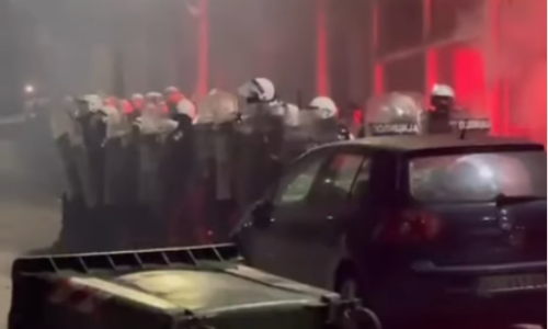VIDEO Napeto u Lazarevcu: Policija osigurava SNS nakon poveće tučnjave