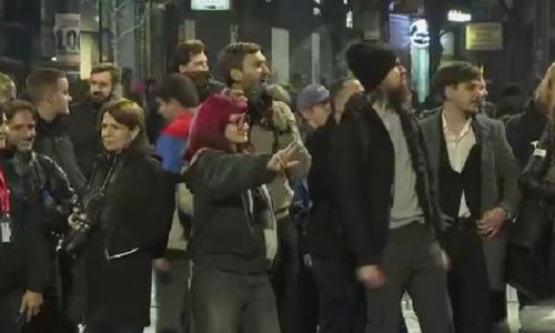Beograd na nogama nakon zatvaranja birališta: Građani se okupljaju nedaleko od RIK-a, policija iza ograda