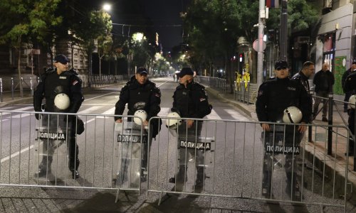 Nakon mjeseci sukoba i represije, potpuno drukčije scene u Beogradu: Građani grle policajce