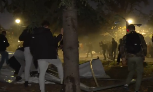 VIDEO Pao Ćacilend: Građani ušli u park i ruše šatore, muškarci u crnom pobjegli