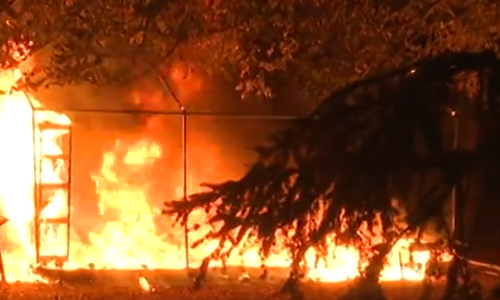 VIDEO Gori Ćacilend: Građani ušli u park, srušili šatore i zapalili ih