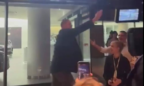 Legendarni srpski košarkaš euforično slavio Vučićev poraz na ulicama Beograda: Pogledajte ove scene