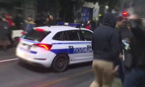 Bijesni građani u Beogradu napali policiju: Pogledajte snimke povlačenja žandarmerije