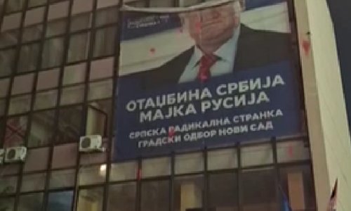 Neviđene scene u Novom Sadu nakon Vučićeva poraza: Pogledajte kako su građani skinuli veliki plakat ratnog zločinca Šešelja