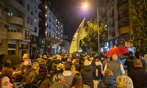 VIDEO 'Studentska osveta Vučiću': Pogledajte što su napravili sjedištu SNS-a u Novom Sadu