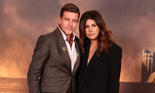 Klasična elegancija u dvoje: Amar i Alma Bukvić na crvenom tepihu spojili glamur i besprijekoran stil